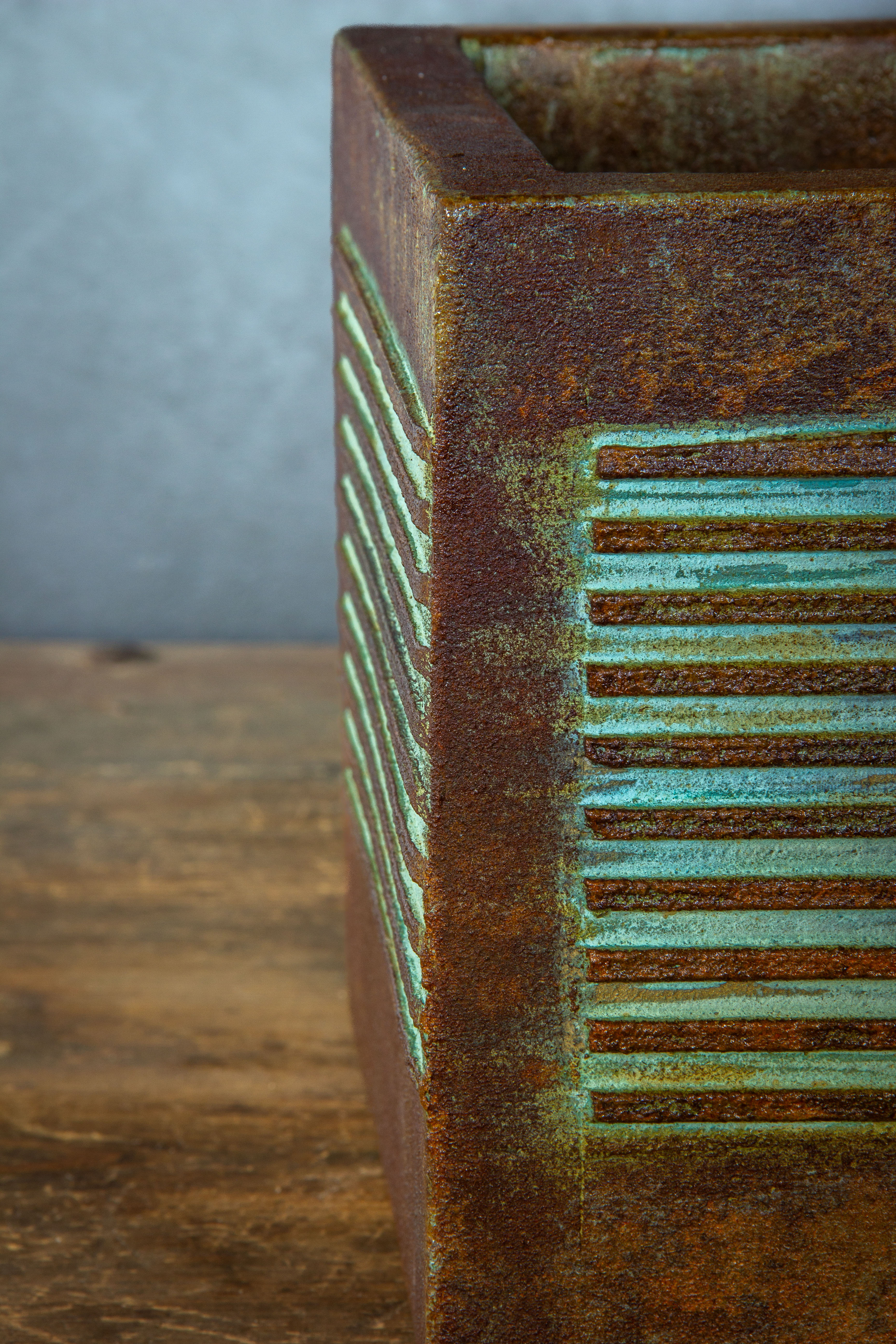 Rustykalna osłonka z liniowym wzorem 3D, ręcznie malowana, efekt kortenu z turkusową patyną